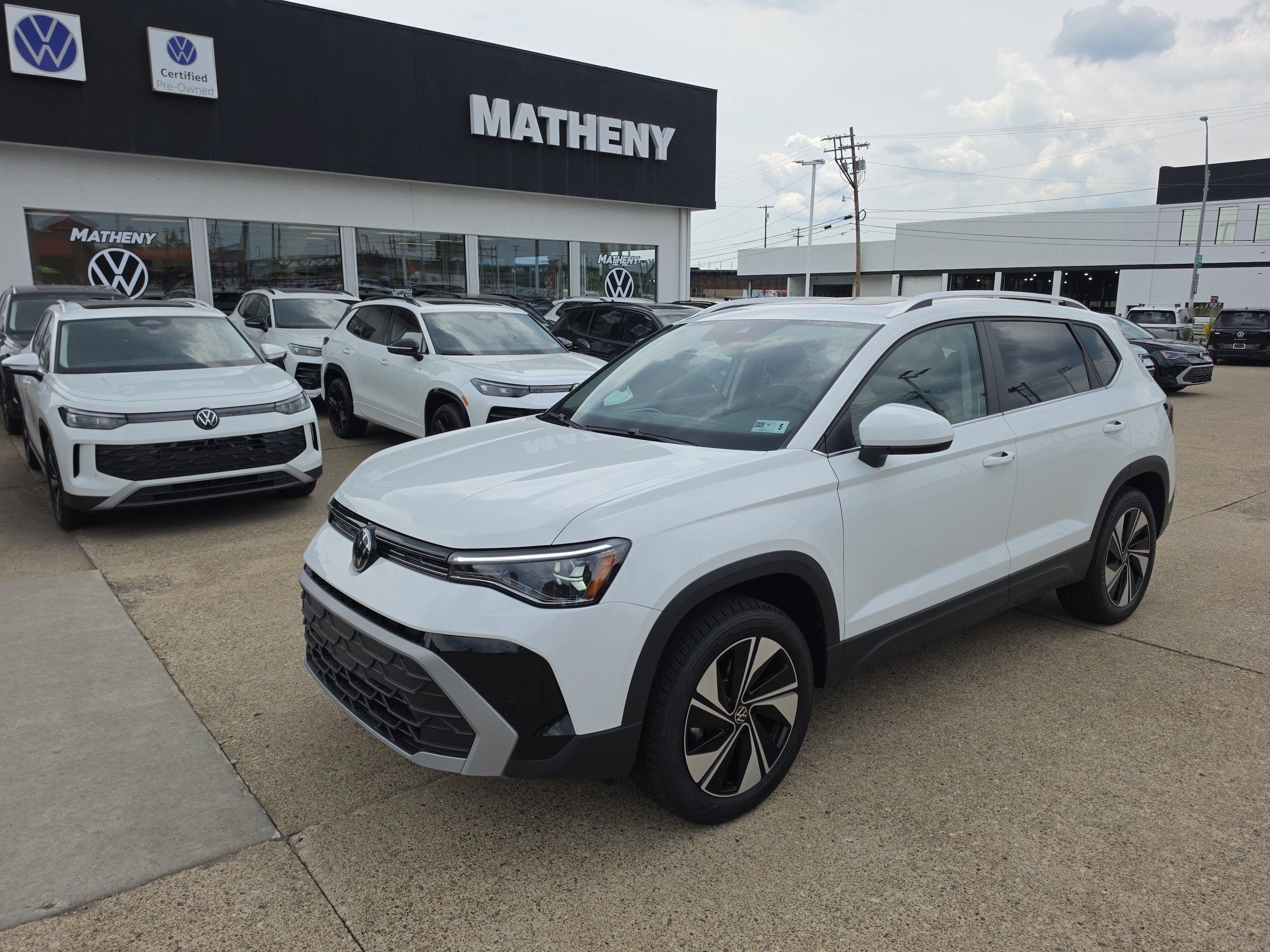 Used 2026 Volkswagen Taos SE AWD/4WD image 2