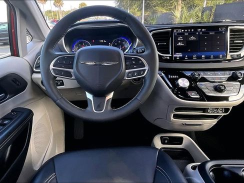 Used 2024 Chrysler Pacifica Touring-L image 8