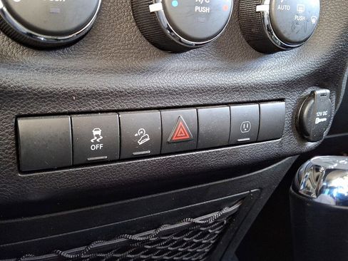 Used 2018 Jeep Wrangler Sahara image 23