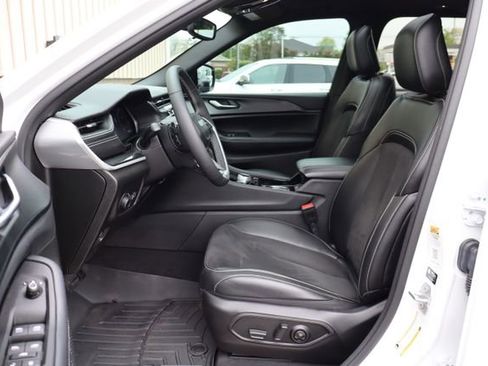 Used 2023 Jeep Grand Cherokee Altitude AWD/4WD image 11