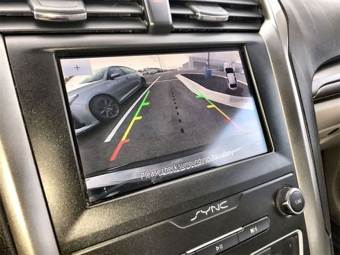 Used 2020 Ford Fusion SE image 17