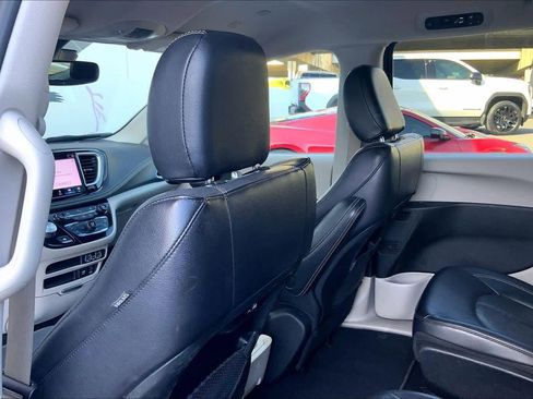 Used 2022 Chrysler Pacifica Touring-L image 11