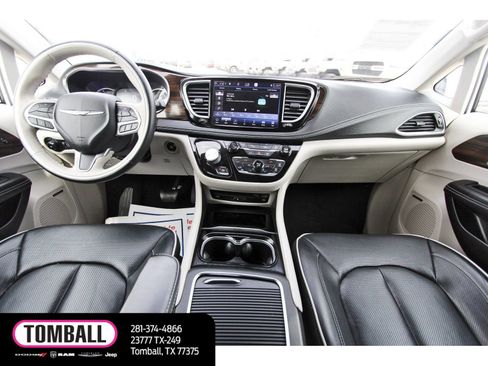 Used 2021 Chrysler Pacifica Limited w/ Uconnect Theater Family Group image 10