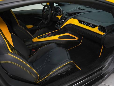 Used 2024 Lamborghini Revuelto AWD/4WD image 29