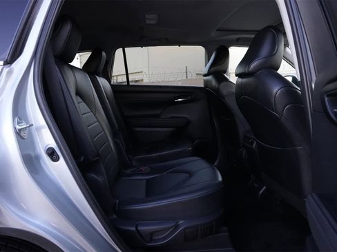 Used 2022 Toyota Highlander XLE image 21