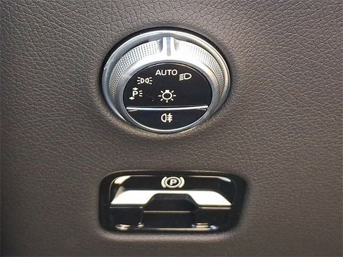 Used 2025 Mercedes-Benz GLC 300 4MATIC image 26