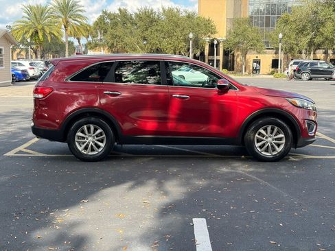 Used 2018 Kia Sorento LX Sport Utility 4D image 4