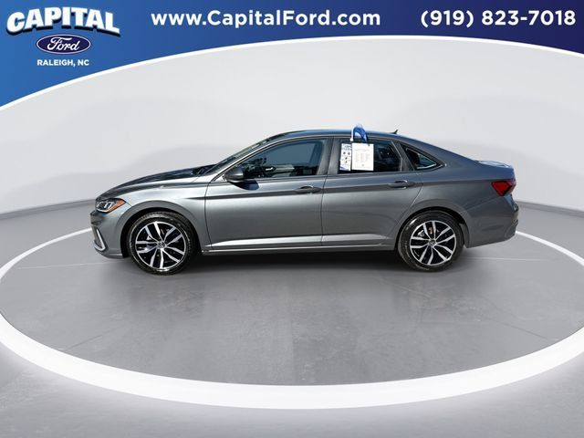 Used 2025 Volkswagen Jetta SE FWD image 5