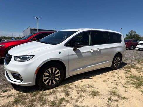 Used 2024 Chrysler Pacifica Limited FWD image 9