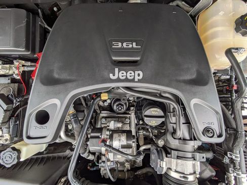Used 2021 Jeep Wrangler Unlimited Rubicon AWD/4WD image 32