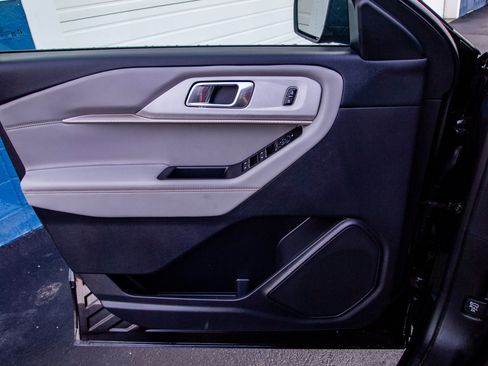 Used 2025 Ford Explorer Active w/ Active Comfort Package image 11