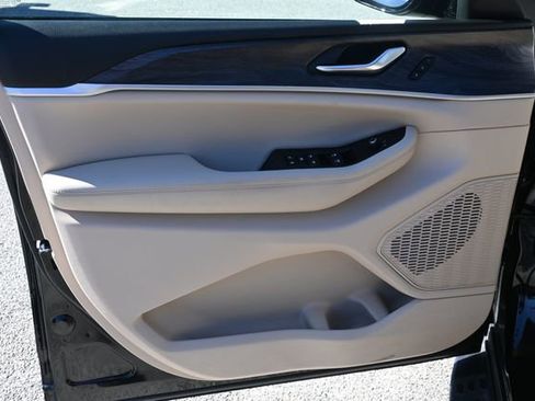 Used 2023 Jeep Grand Cherokee Limited image 10