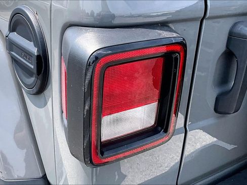 Used 2022 Jeep Wrangler Unlimited Sahara AWD/4WD image 40