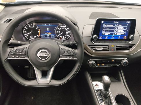 Used 2025 Nissan Altima 2.5 SV FWD image 22