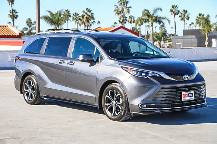 Used 2025 Toyota Sienna Platinum AWD/4WD image 4