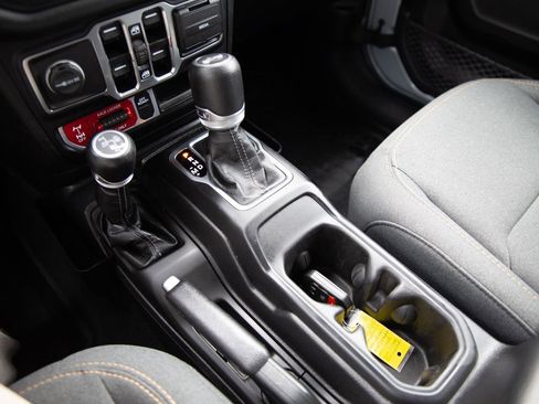 Used 2024 Jeep Wrangler Unlimited AWD/4WD image 17
