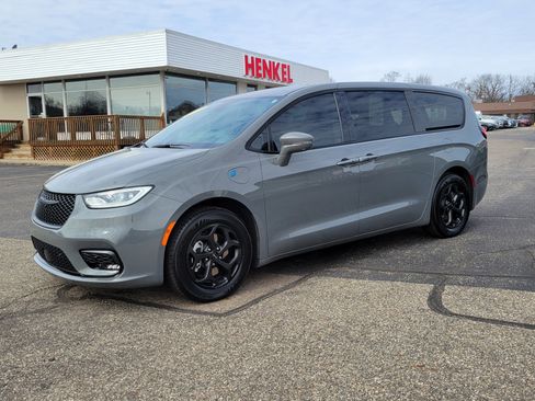Used 2022 Chrysler Pacifica Limited w/ S Appearance Package FWD image 2