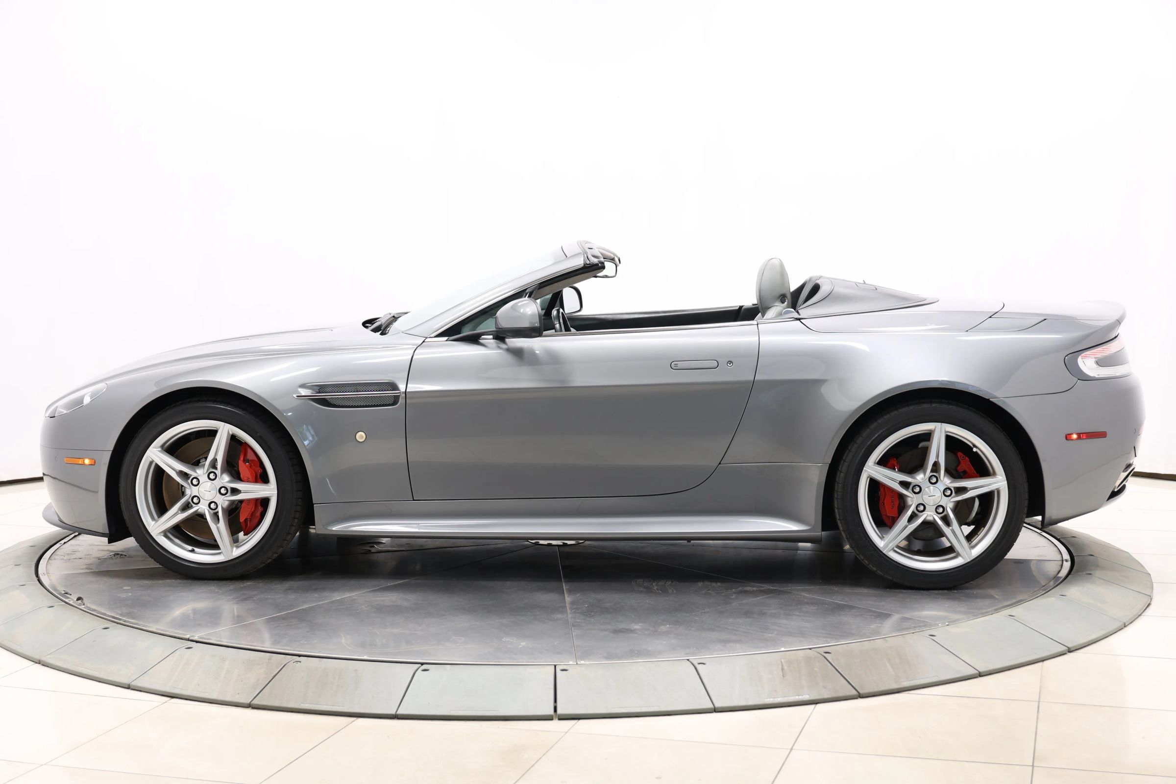 Used 2016 Aston Martin V8 Vantage S RWD image 10