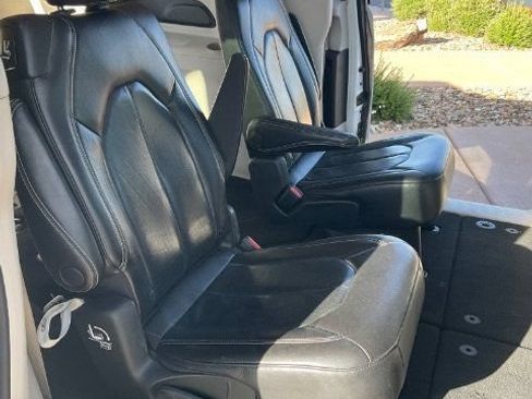 Used 2022 Chrysler Pacifica Touring-L FWD image 15