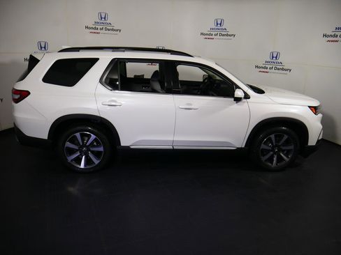 New 2025 Honda Pilot Touring image 3