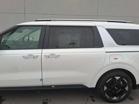 New 2026 Kia Carnival EX FWD image 20