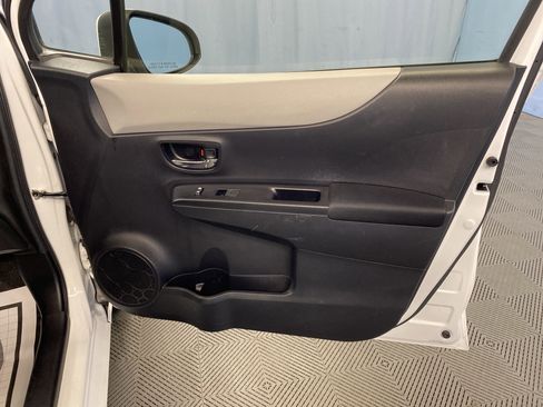 Used 2012 Toyota Yaris 4-Door Hatchback image 38