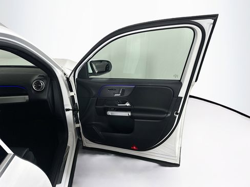 Used 2025 Mercedes-Benz GLB 250 4MATIC image 34