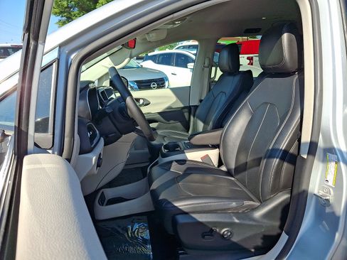 Used 2024 Chrysler Pacifica Touring-L FWD image 14