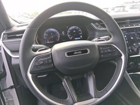Used 2025 Jeep Grand Cherokee Altitude AWD/4WD image 14