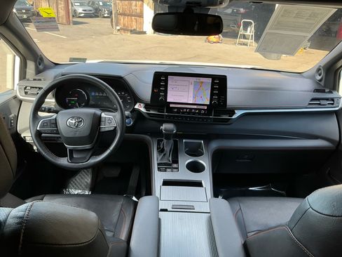 Used 2024 Toyota Sienna XSE w/ XSE Premium Package FWD image 17