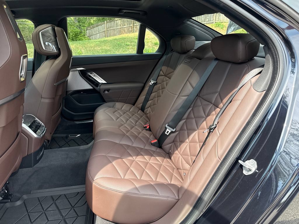 Used 2024 BMW 740i xDrive AWD/4WD image 29