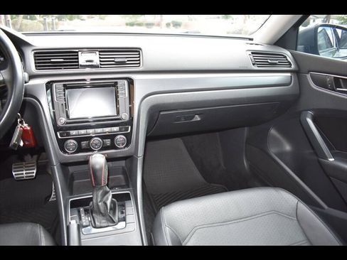 Used 2018 Volkswagen Passat 2.0T R-Line image 30