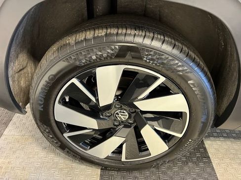 Certified 2025 Volkswagen Atlas Cross Sport SE FWD image 15
