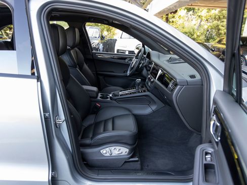 Certified 2025 Porsche Macan AWD/4WD image 56