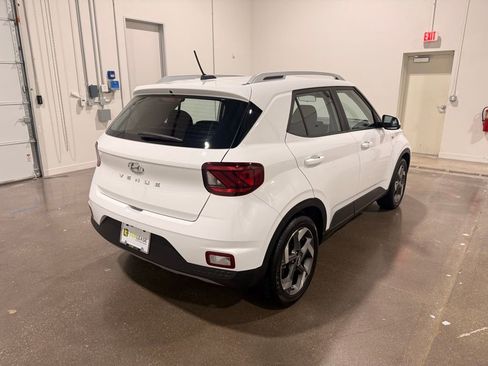 Used 2025 Hyundai Venue SEL FWD image 5