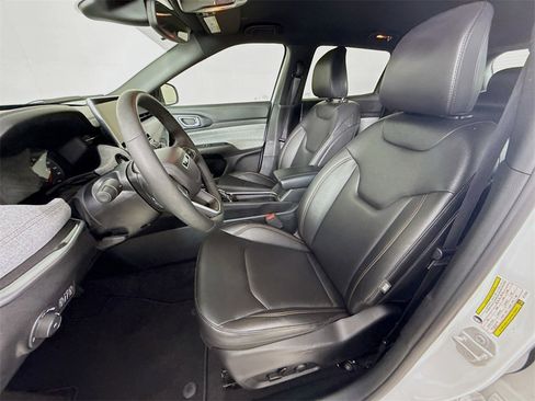 Used 2024 Jeep Compass Latitude image 11