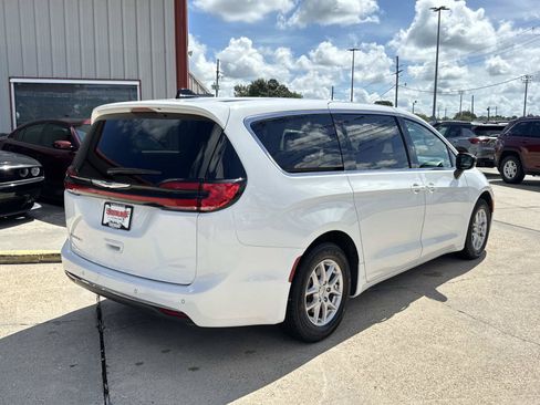 Used 2024 Chrysler Pacifica Touring-L FWD image 7