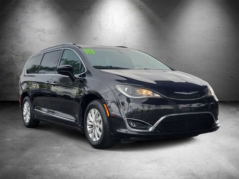 Used 2019 Chrysler Pacifica Touring-L FWD image 2
