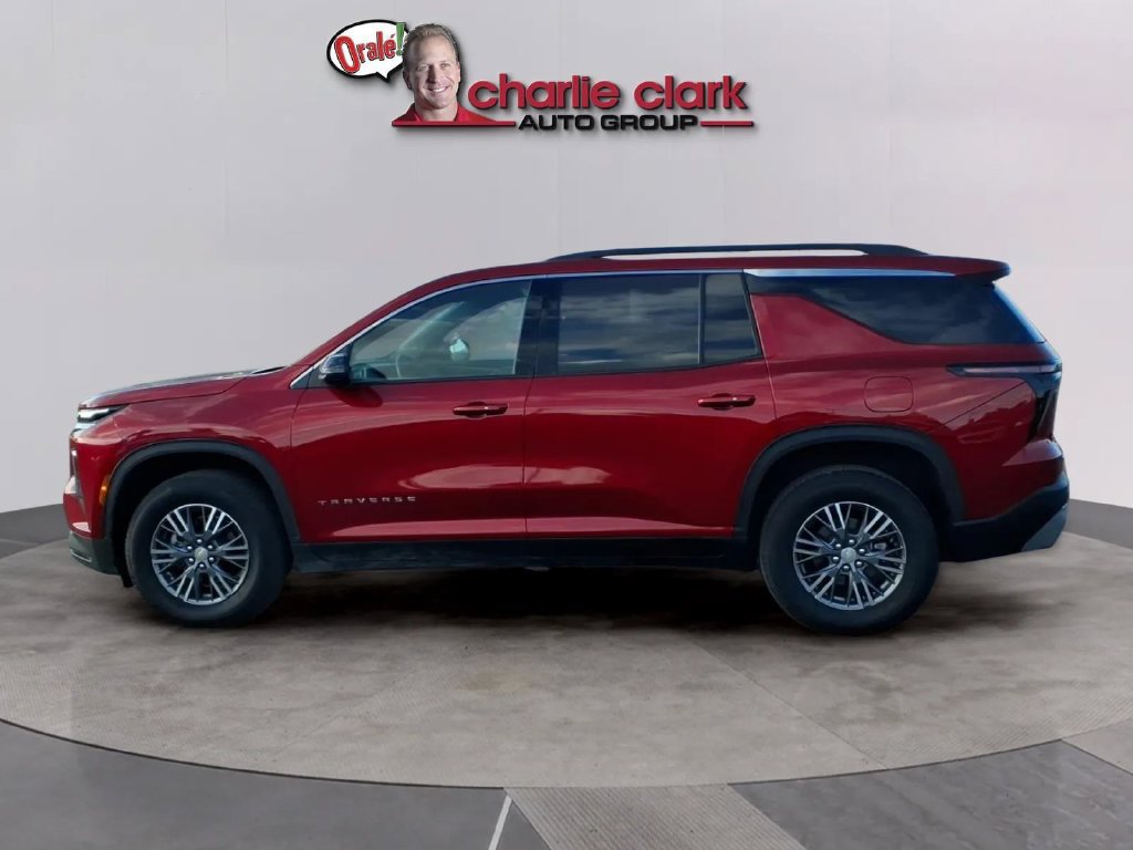 Used 2026 Chevrolet Traverse LT FWD image 2