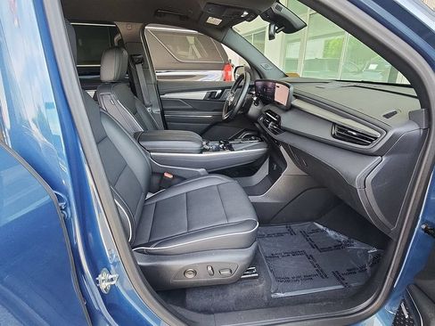Certified 2025 Buick Enclave Preferred FWD image 28