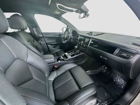Certified 2025 Porsche Macan image 30
