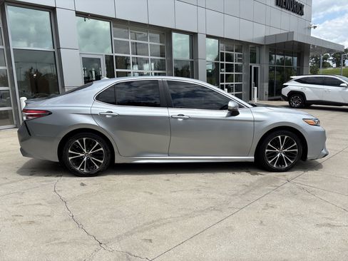 Used 2020 Toyota Camry SE FWD image 10