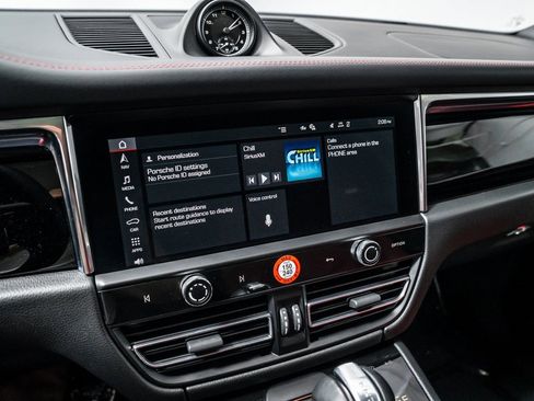 Used 2025 Porsche Macan image 17