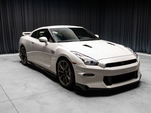 Used 2024 Nissan GT-R w/ Floor Mat Package AWD/4WD image 14