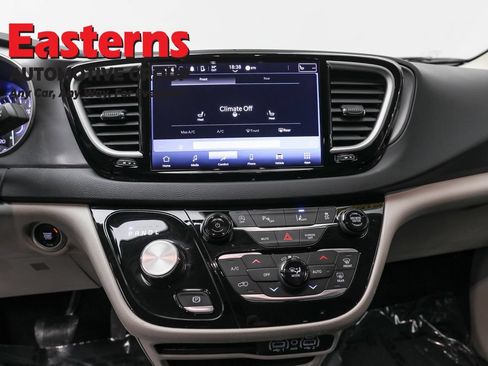 Used 2023 Chrysler Pacifica Touring-L FWD image 12