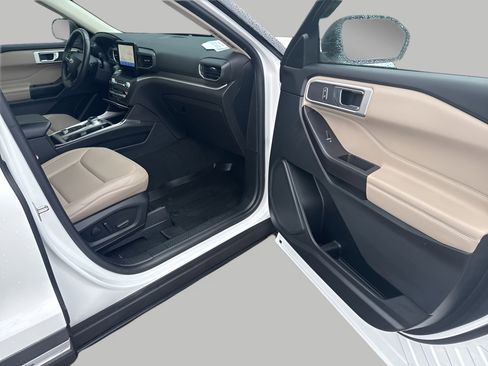 Used 2020 Ford Explorer XLT w/ Equipment Group 202A image 8