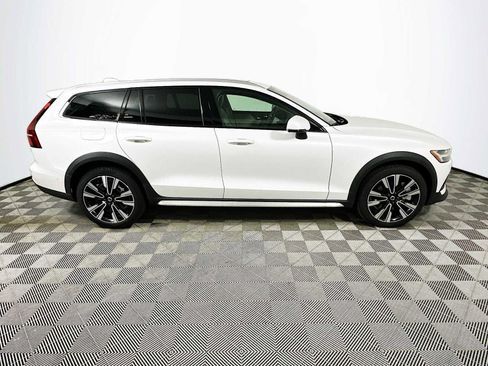 Used 2025 Volvo V60 B5 Cross Country Ultra w/ Climate Package image 8