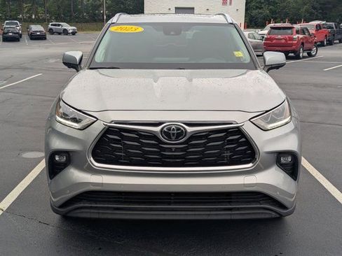 Used 2023 Toyota Highlander Limited FWD image 2