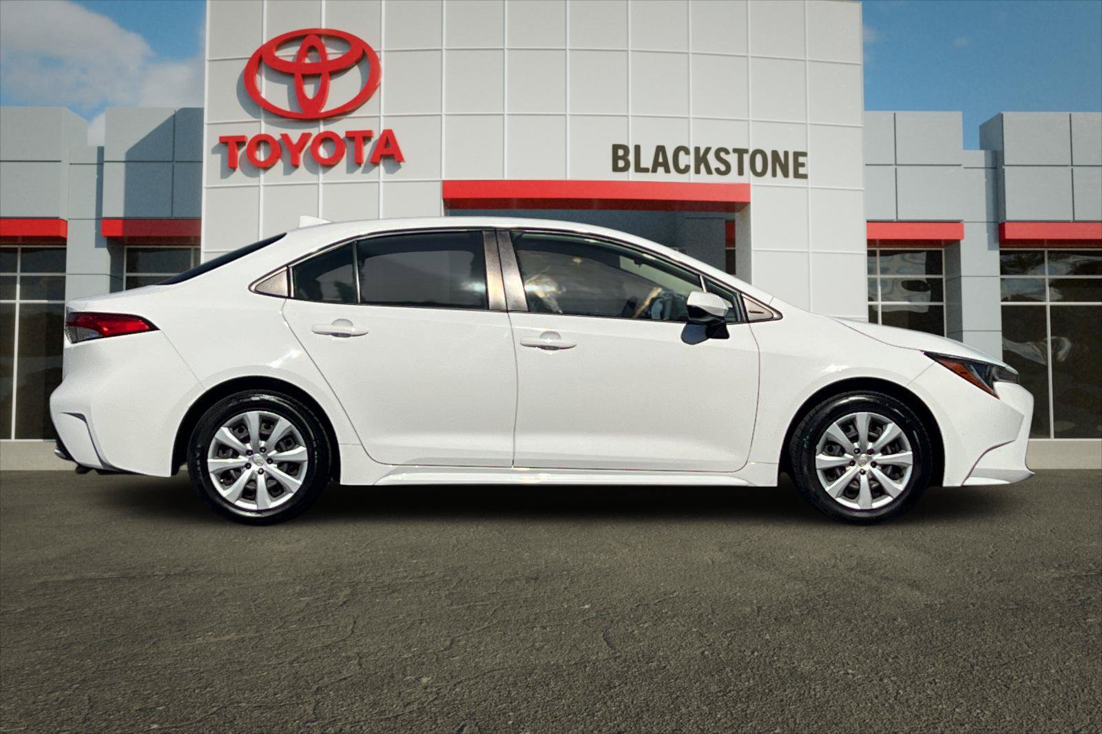 Used 2022 Toyota Corolla LE FWD image 2