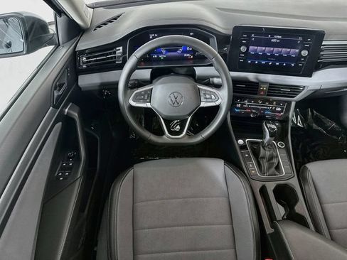 Used 2025 Volkswagen Jetta SE FWD image 22